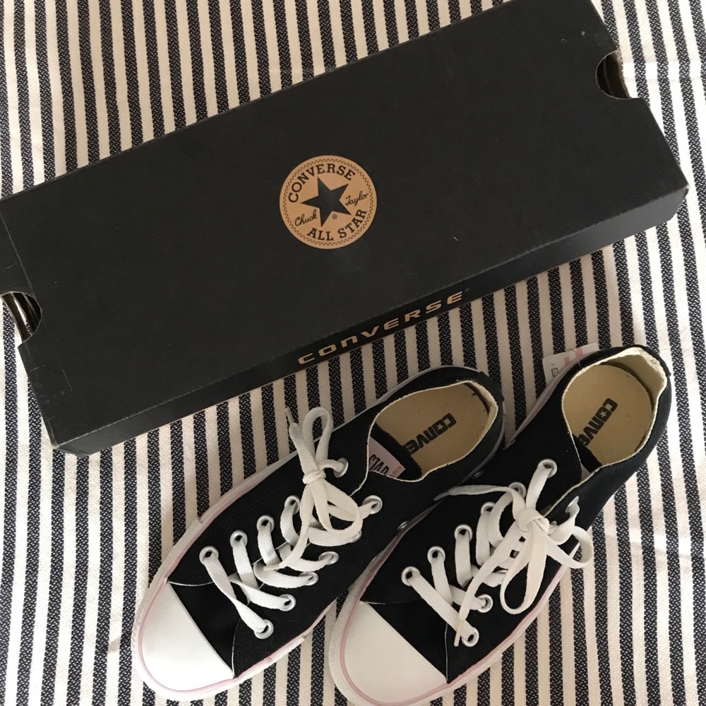 Converse Sneakers Sz 8 Women/Size 6 Men
